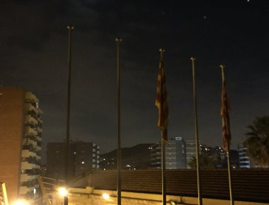 Καταλονία: Υποστέλλουν τις σημαίες της Ισπανίας και της ΕΕ